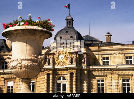 Frankreich Senatgebäude in Paris, Le Senat im Jardin du Luxembourg, Jardin du Luxembourg. Palast von Marie de Medici außen. Urn Stockfoto