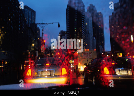 Blick durch die Windschutzscheibe oder Windschutzscheibe während der Fahrt auf dem Broadway, Midtown Manhattan, nachts im Regen. New York City, USA Stockfoto