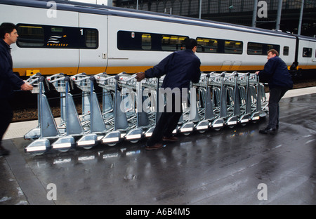 Bahnsteig Gare du Nord Paris. Bedienstete stapeln leere Gepäckwagen. Eurostar Hochgeschwindigkeitszug nach London. Die Chunnel Railroad Stockfoto