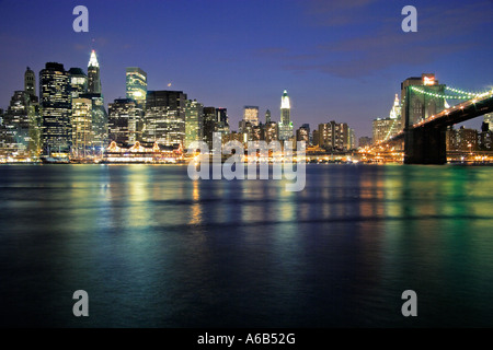 Skyline von Manhattan bei Nacht Twilight Financial District NYC New York City Stockfoto