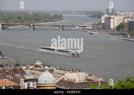Ein Passagierschiff auf der Donau in Budapest in Ungarn Stockfoto