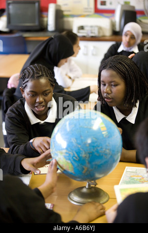 Eine Multi ethnische Klasse für ihre GCSE-Prüfungen in Coventry UK studieren Stockfoto