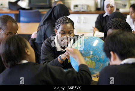 Eine Multi ethnische Klasse für ihre GCSE-Prüfungen in Coventry UK studieren Stockfoto