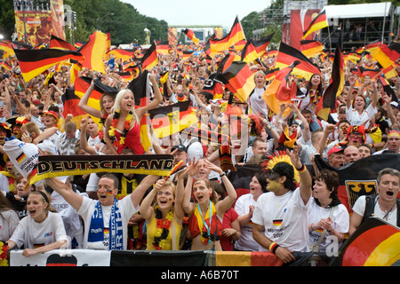 Fußball-Fans jubeln Deutschland in ihrem Viertelfinale Spiel gegen Argentinien in der WM-Endrunde 2006 Stockfoto