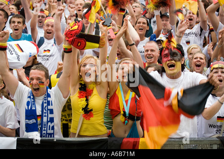 Fußball-Fans jubeln Deutschland in ihrem Viertelfinale Spiel gegen Argentinien in der WM-Endrunde 2006 Stockfoto