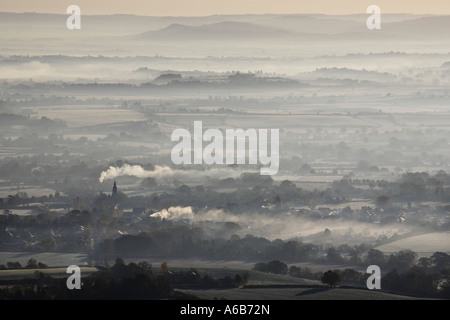 Eine Temperaturinversion macht Nebel und Rauch auf einem niedrigen Niveau in Vale Evesham UK Verweilen Stockfoto