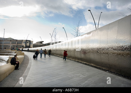 Eine Wasserwand Kaskadierung ist Bestandteil der Entwicklung der Sheffield-Bahnhof Stockfoto