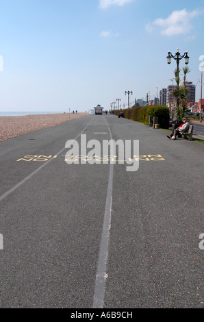 Worthing direkt am Meer ohne Radsport Zeichen geschrieben am Boden Stockfoto