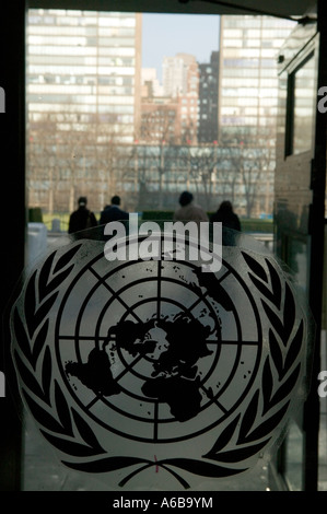 UN-Logo auf Tür bei UN in New York City USA Dez. 2006 Stockfoto