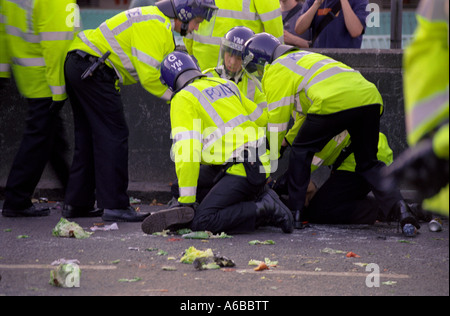 Die Polizei bei einer Rückforderung der Straße Protest gegen den g8-Gipfel in Birmingham 1998 mit Menschen protestieren und verhaftet Stockfoto