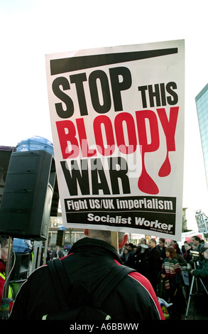 Anti-Krieg-Demonstration in Birmingham uk vor dem Irak angegriffen wurde, im Jahr 2003 Irak nicht in meinem Namen greift nicht Stockfoto