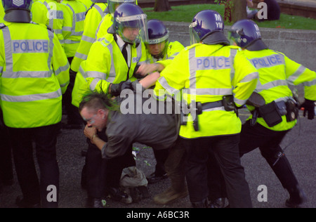 Die Polizei bei einer Rückforderung der Straße Protest gegen den g8-Gipfel in Birmingham 1998 mit Menschen protestieren und verhaftet Stockfoto