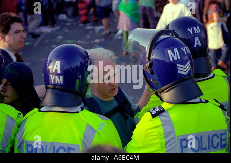 Die Polizei, das Gespräch mit einer Rückforderung der Straße Protest gegen den G8-Gipfel in Birmingham 1998 mit Menschen protestieren und arres Stockfoto
