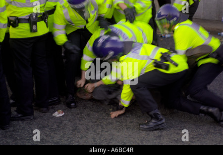 Die Polizei bei einer Rückforderung der Straße Protest gegen den g8-Gipfel in Birmingham 1998 mit Menschen protestieren und verhaftet Stockfoto