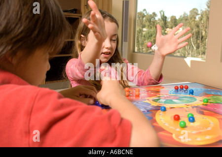 Porträt von Kindern spielen eine Brettspiel Stockfoto