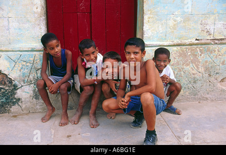 Gruppe von fünf Jungs spielen in der Straße in Trinidad Kuba Stockfoto