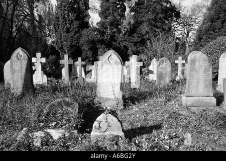 Grabsteine in schwarz und weiß. Stockfoto