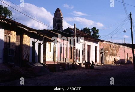 Späte Nachmittagssonne leuchtet auf den bunten Häuserfassaden in Trinidad Kuba Stockfoto