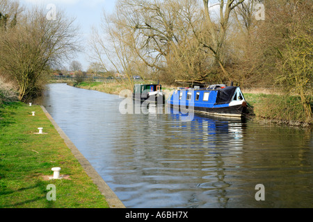 Lastkähne festgemacht unten Towney Verriegelung auf der Kennet und Avon Kanal in Padworth in der Nähe von Reading Berkshire Stockfoto