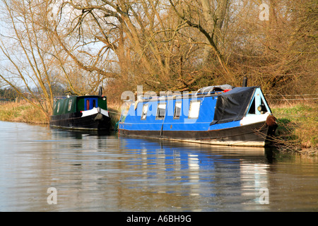 Lastkähne festgemacht unten Towney Verriegelung auf der Kennet und Avon Kanal in Padworth in der Nähe von Reading Berkshire Stockfoto