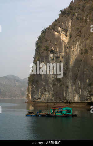 Schwimmende Fischfarmen in Halon Bucht Nord-Vietnam Stockfoto