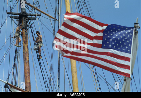 Old Glory fliegen auf einem Großsegler in San Juan, Puerto Rico, während 500. Jahrestag von Christopher Columbus, Puerto Rico, 1992 Stockfoto