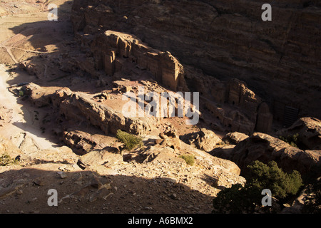 Blick hinunter auf die Outer Siq von hoher Ort des Opfers Petra Jordan Stockfoto