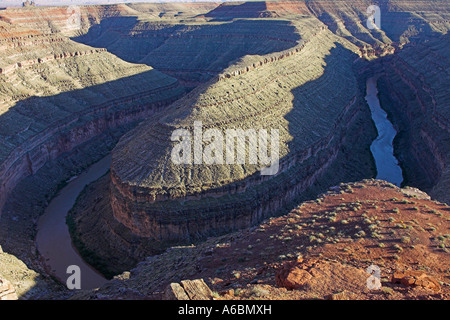 Oxbow beugt sich der San Juan River im Goosenecks State Park in der Nähe von Mexican Hat Utah USA Stockfoto