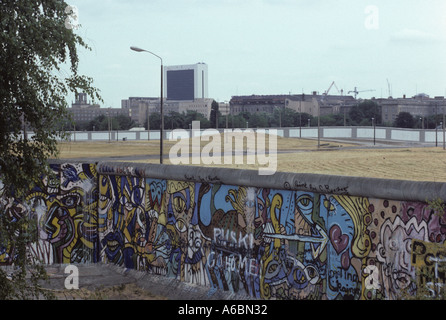 Wandmalereien an der Berliner Mauer in der Nähe von Potsdamer Platz und darüber hinaus liegen der Todesstreifen und Ostberlin, 1986. Der Hügel markiert den Ort Hitlers Bunker Stockfoto