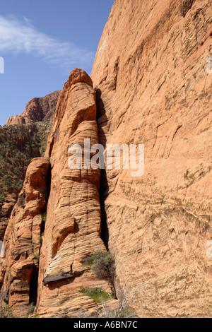 Teenager und steigenden Navajo Sandstein Snow Canyon State Park Utah USA Stockfoto