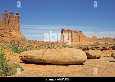 Wüste Vegetation in der Nähe von The drei Klatsch und Schafe Rock Felsformationen aus Sandstein in Park Avenue Arches National Park Utah USA Stockfoto