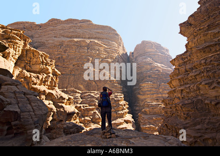 Wanderer im Rakabat Canyon, Wadi Rum Protected Area, Jordanien Stockfoto