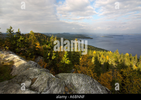 Herbstfärbung bei der emblematischen nationalen Lansdcape Koli Hügel mit Blick auf See Pielinen in Karelien Finnland Stockfoto