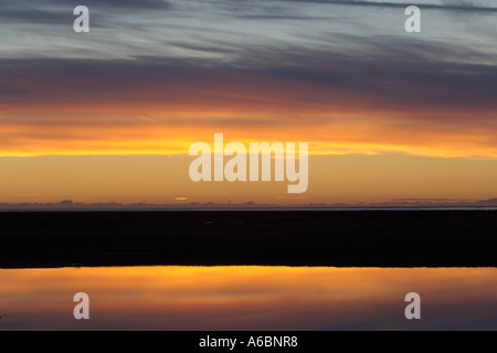 Sonnenuntergang über Morecambe Bay aus einem Versteck bei Leighton Moss RSPB reserve Stockfoto