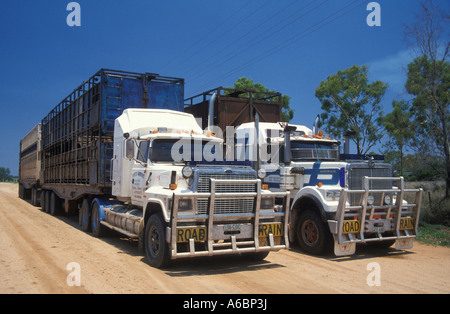 Lastzüge im Outback Queensland Australien Stockfoto