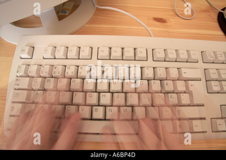 fleißige Hände auf finnische Tastatur Stockfoto
