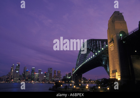 Sydney Harbour Bridge und Stadt bei Nacht Sydney New South Wales Australien Stockfoto