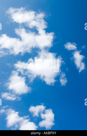 weiße Wolken am blauen Himmel Stockfoto