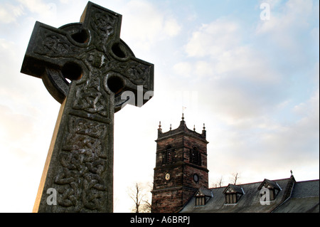 Keltischer Grabstein, St. Mary Parish Church, Rostherne, Cheshire, UK Stockfoto