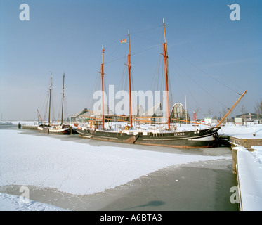 Stavoren Hafen im Winter mit Traditionsschiffen in Eis und Schnee Stockfoto