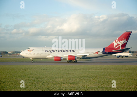 Virgin Atlantic Verkehrsflugzeug Taxi-Ing auf der Startbahn Stockfoto