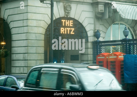 Ein Regentag Ansicht des Ritz am Piccadilly im Zentrum von London Stockfoto