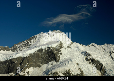 Seidige Wolken über Mt Sefton gesehen von Mueller Hut Mt Cook Nationalpark Neuseeland Stockfoto