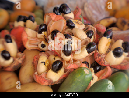 Ein Farbbild horizontale selektiven Fokus von ein paar Reifen Ackee Früchte und einige squash Stockfoto