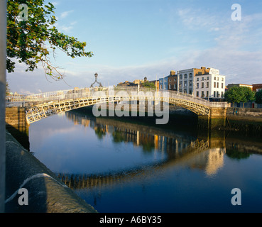 1/2 ha; f Penny Brücke Fluss Liffey, Dublin Irland, alte schmale Fußgängerbrücke überquert Irlands Fluss Liffey Stockfoto