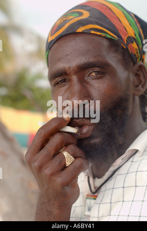 Eine vertikale Farbbild ein Rastafari Mann Einatmen von brennenden Ende einen fetten joint Stockfoto