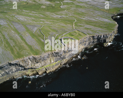 Steinkastell dun Angus, Dun Aonghasa, Aran-Inseln, hohen Felsklippen auf einer irischen zerklüftete Insel Stockfoto