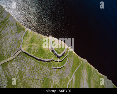 archäologische Steinkastell sitzt auf dem Rand einer felsigen Insel an Irlands Westküste, Stockfoto