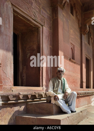 Indischer Mann ruhen auf den Stufen des Diwan ich Khas in Fatehpur Sikri Zitadelle in Rajasthan im Norden Indiens Stockfoto