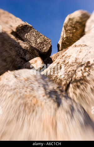 Stock Foto nach oben auf einen Haufen von großen Felsbrocken, gegen eine lebendige blauen Himmel gesehen. Stockfoto